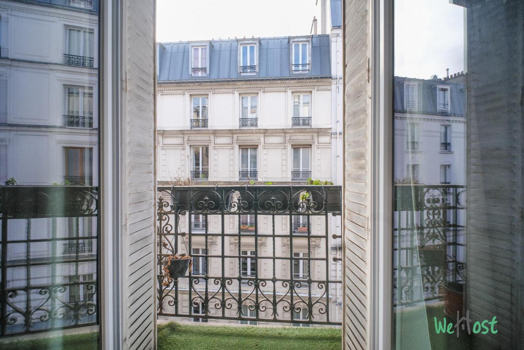 Parisien Avec Balcon - Montmartre *